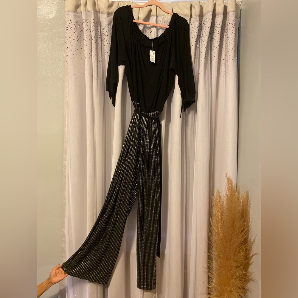 Brand- Avenue 
Size- 22/24, PTP- 22”-26 1/2”, Length- 64”
Color- Black